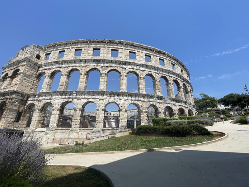 Pola gioiello istriano tra storia, natura e mare cristallino